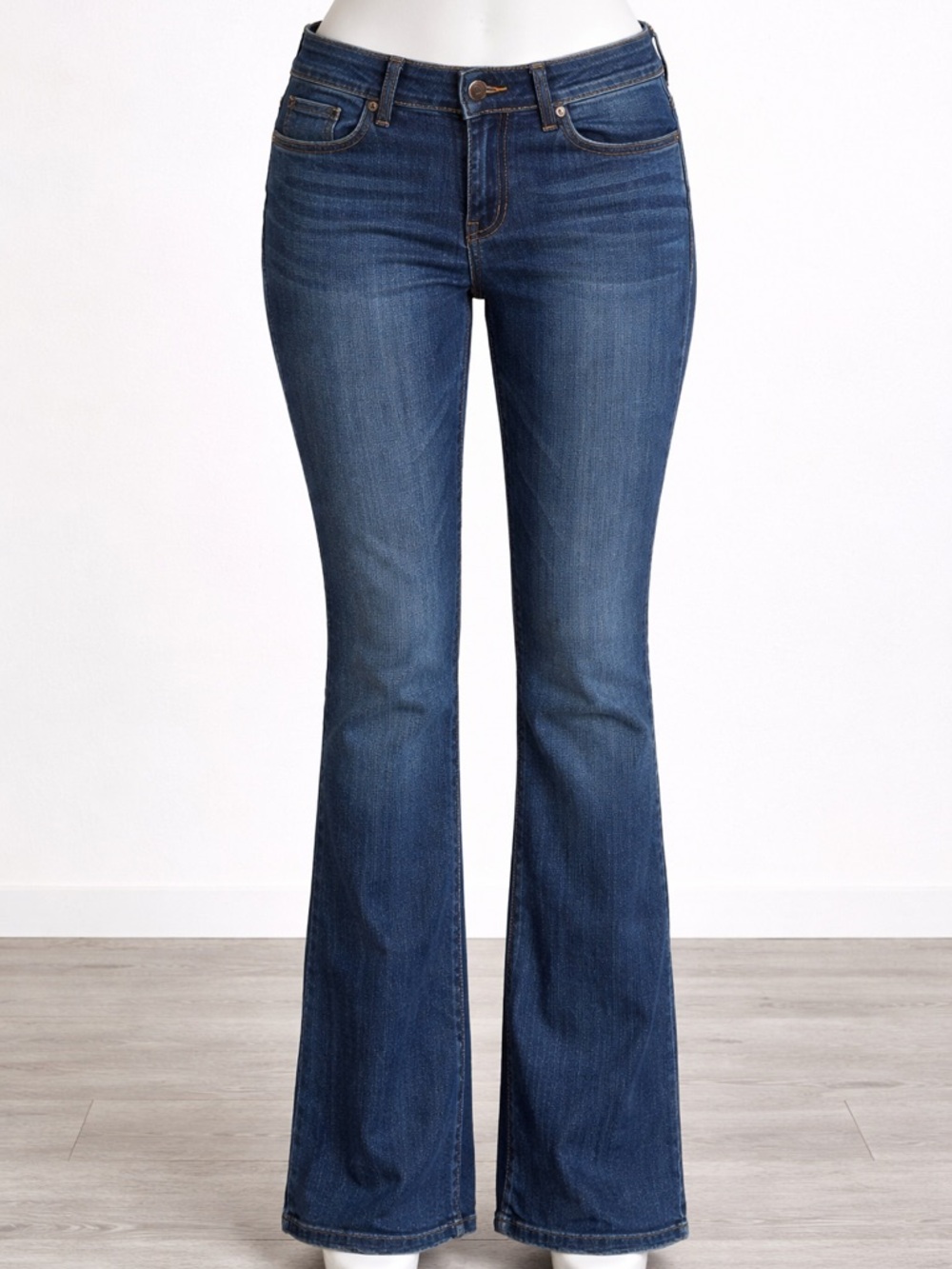 Levi’s 526 Slender Bootcut Jeans Women’s Size 8 Medium Wash Stretch Mid Rise
